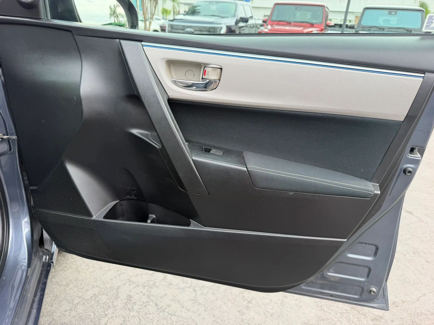 Photo 14 of this Toyota Corolla