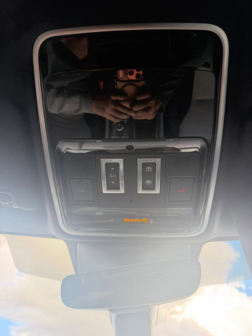 Photo 34 of this Land Rover Range Rover Sport