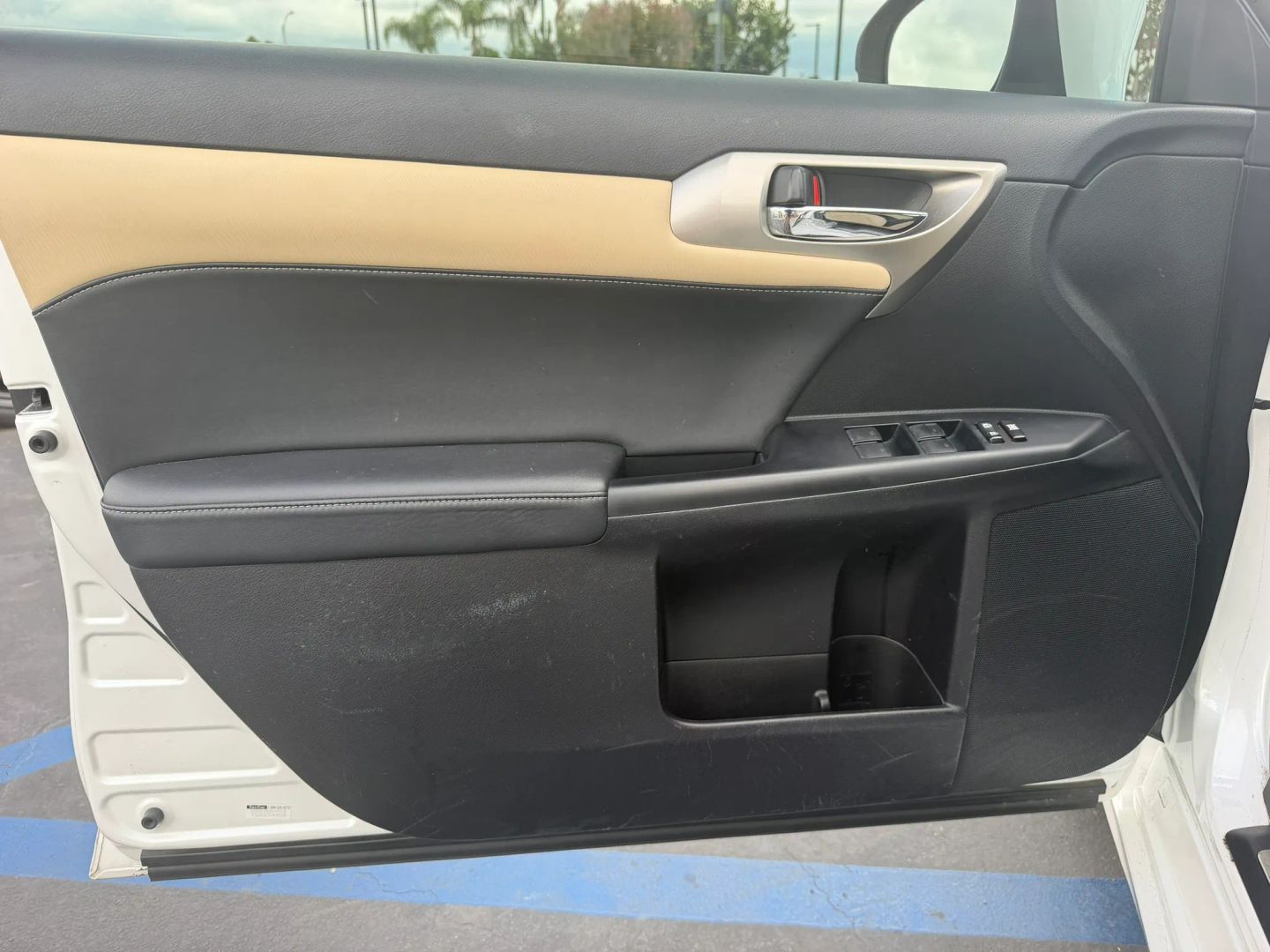 Photo 33 of this Lexus CT 200h