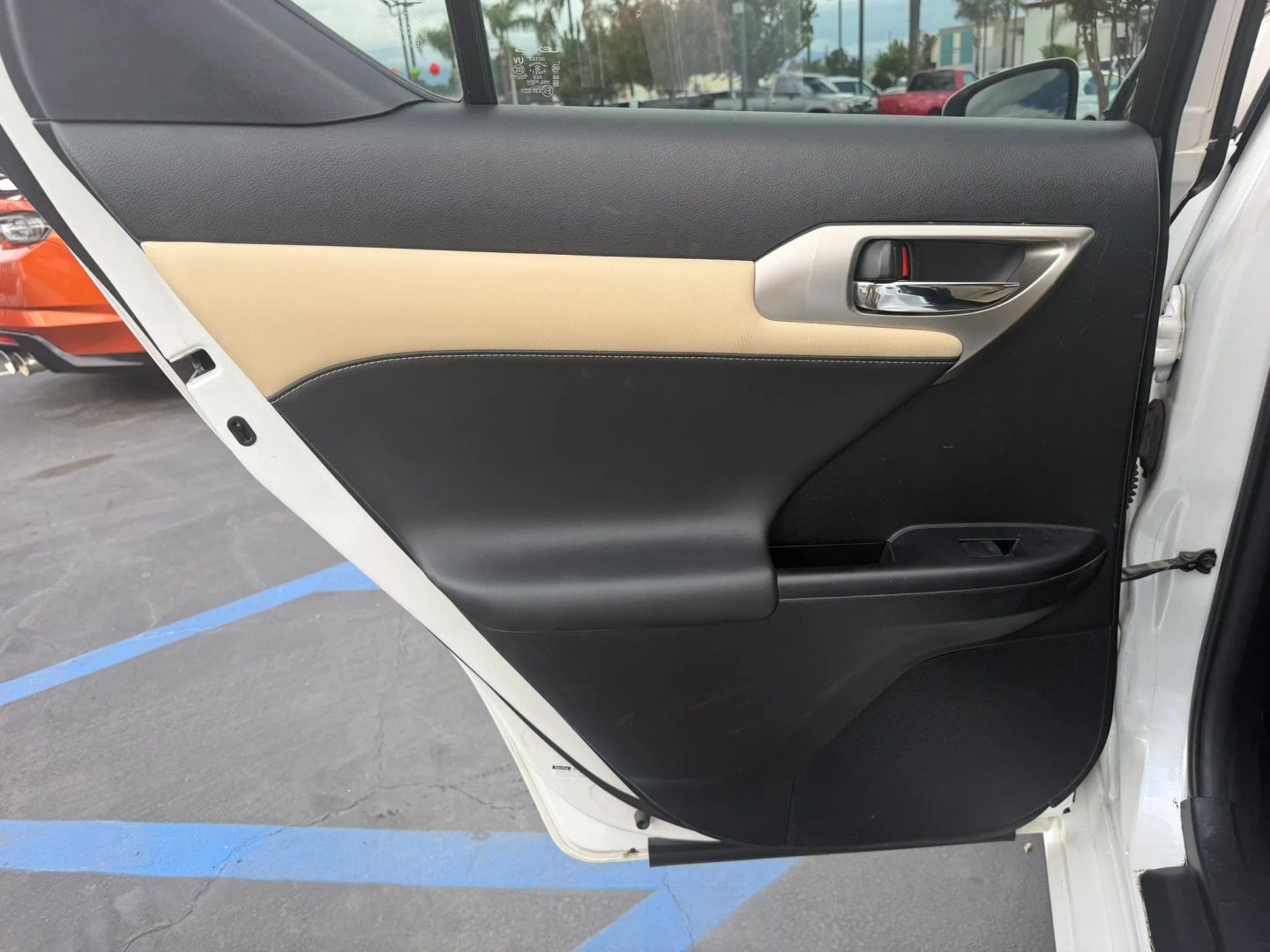 Photo 32 of this Lexus CT 200h