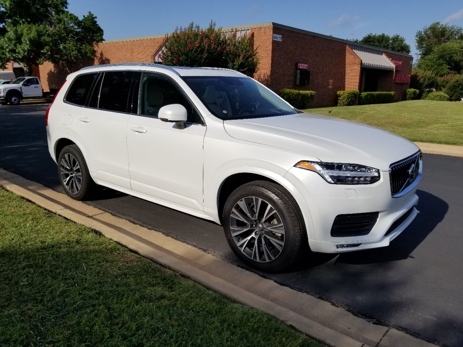2022 Volvo XC90 T6 Momentum photo 2
