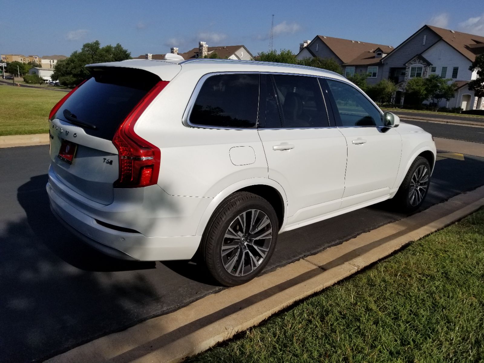 2022 Volvo XC90 T6 Momentum photo 3