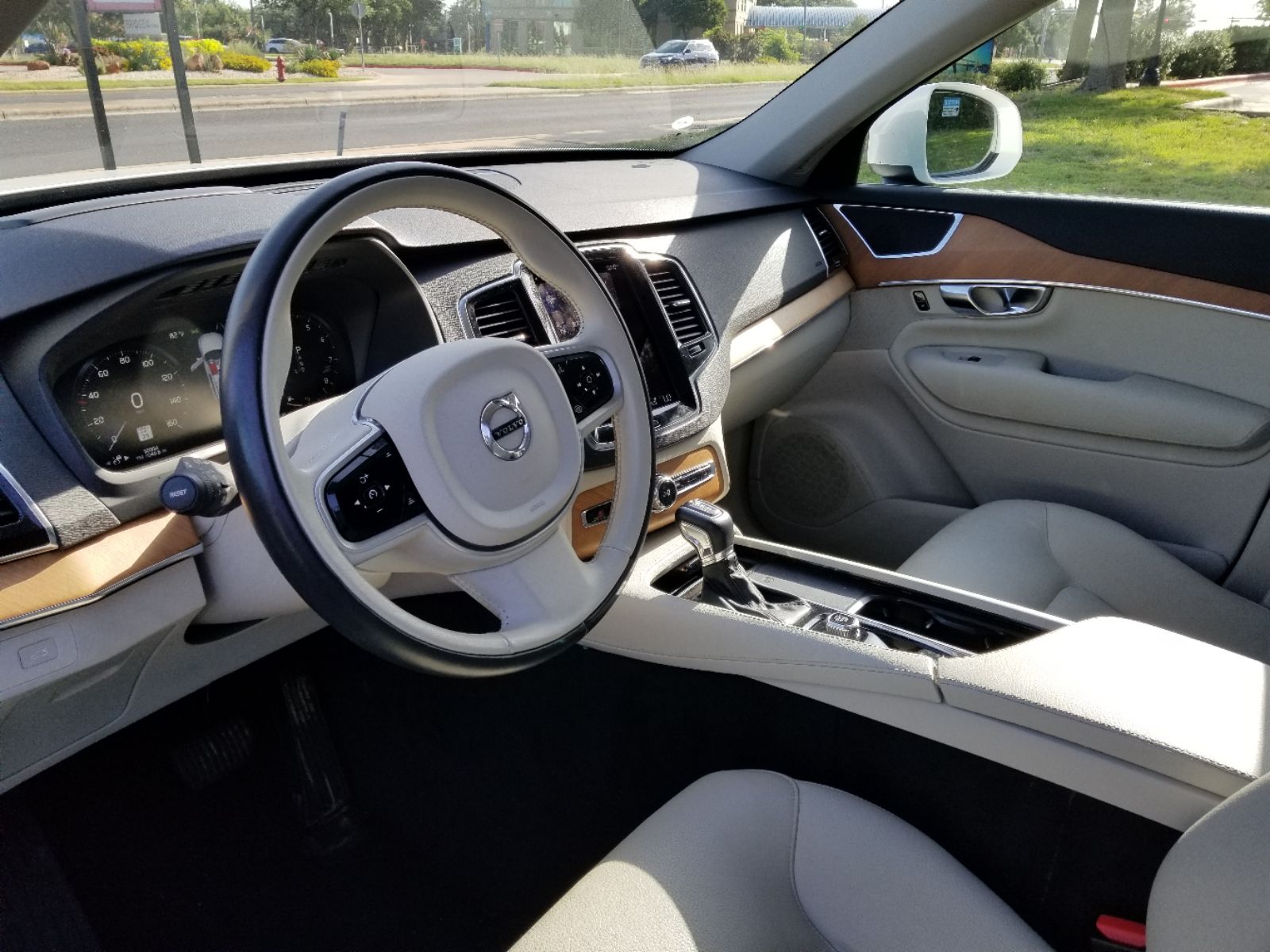 2022 Volvo XC90 T6 Momentum photo 4
