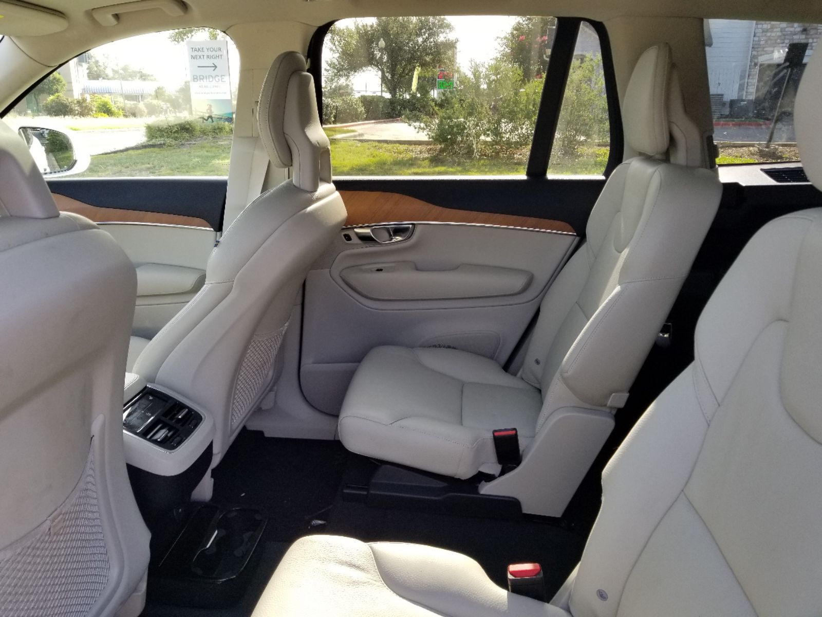 2022 Volvo XC90 T6 Momentum photo 5