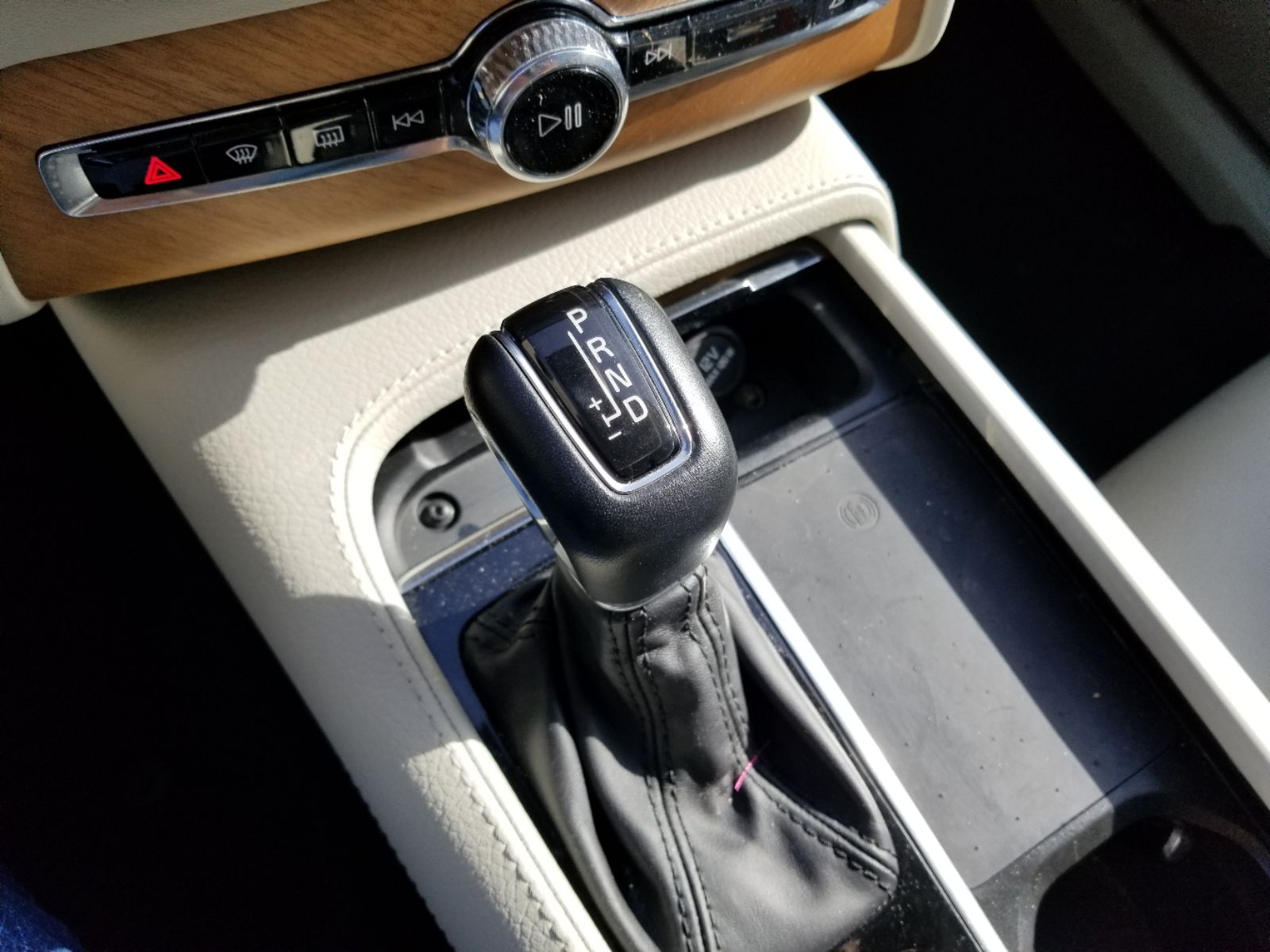 2022 Volvo XC90 T6 Momentum photo 6
