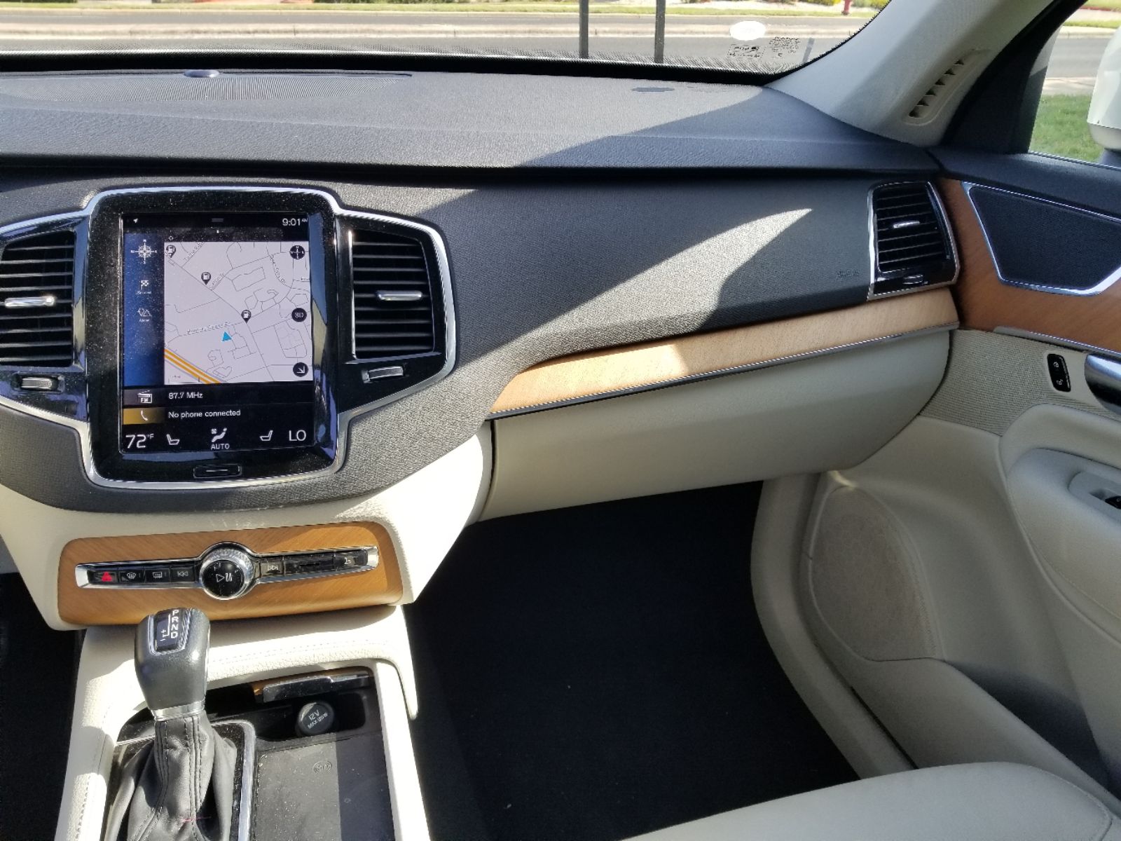 2022 Volvo XC90 T6 Momentum photo 8