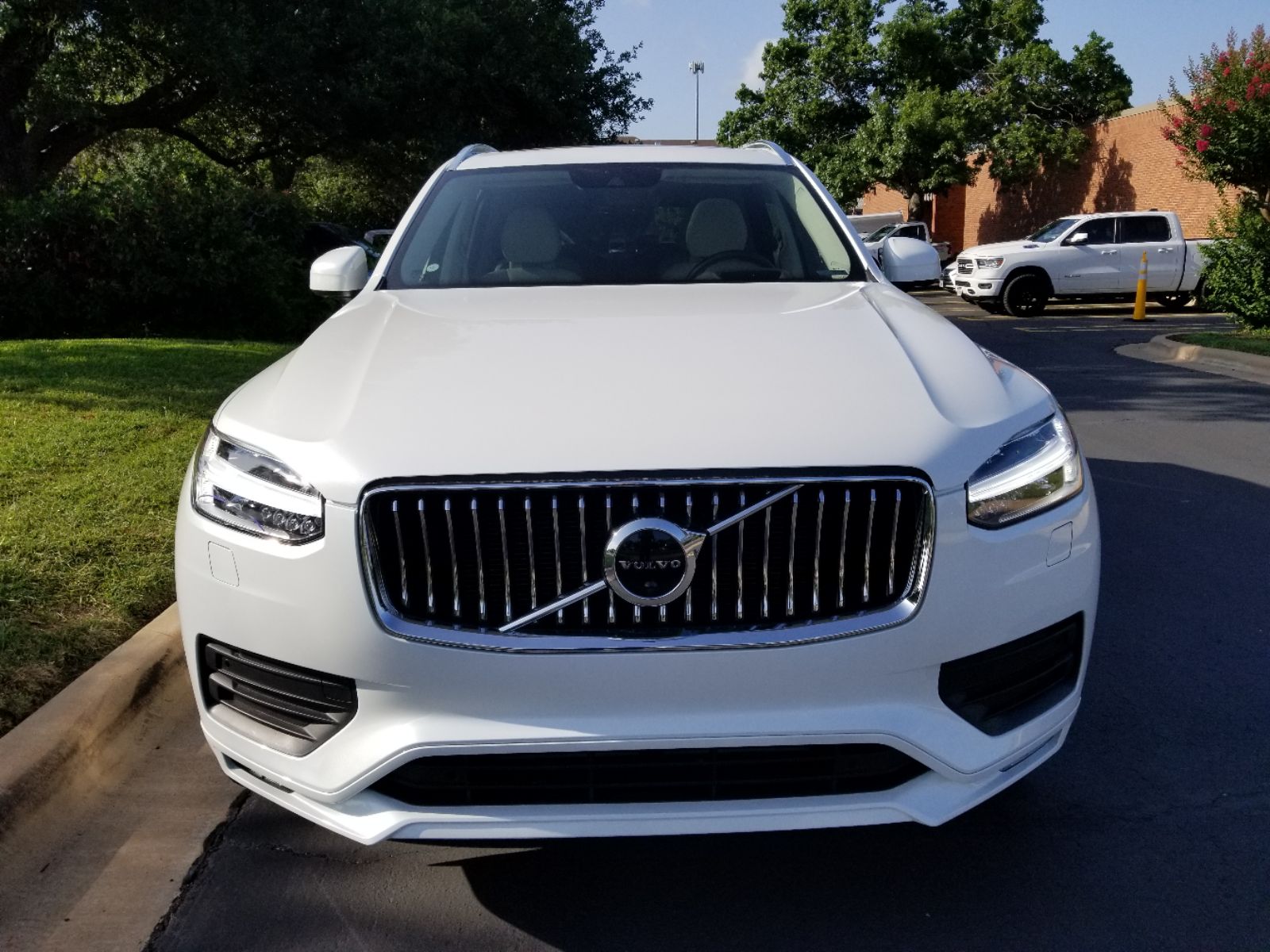2022 Volvo XC90 T6 Momentum photo 10