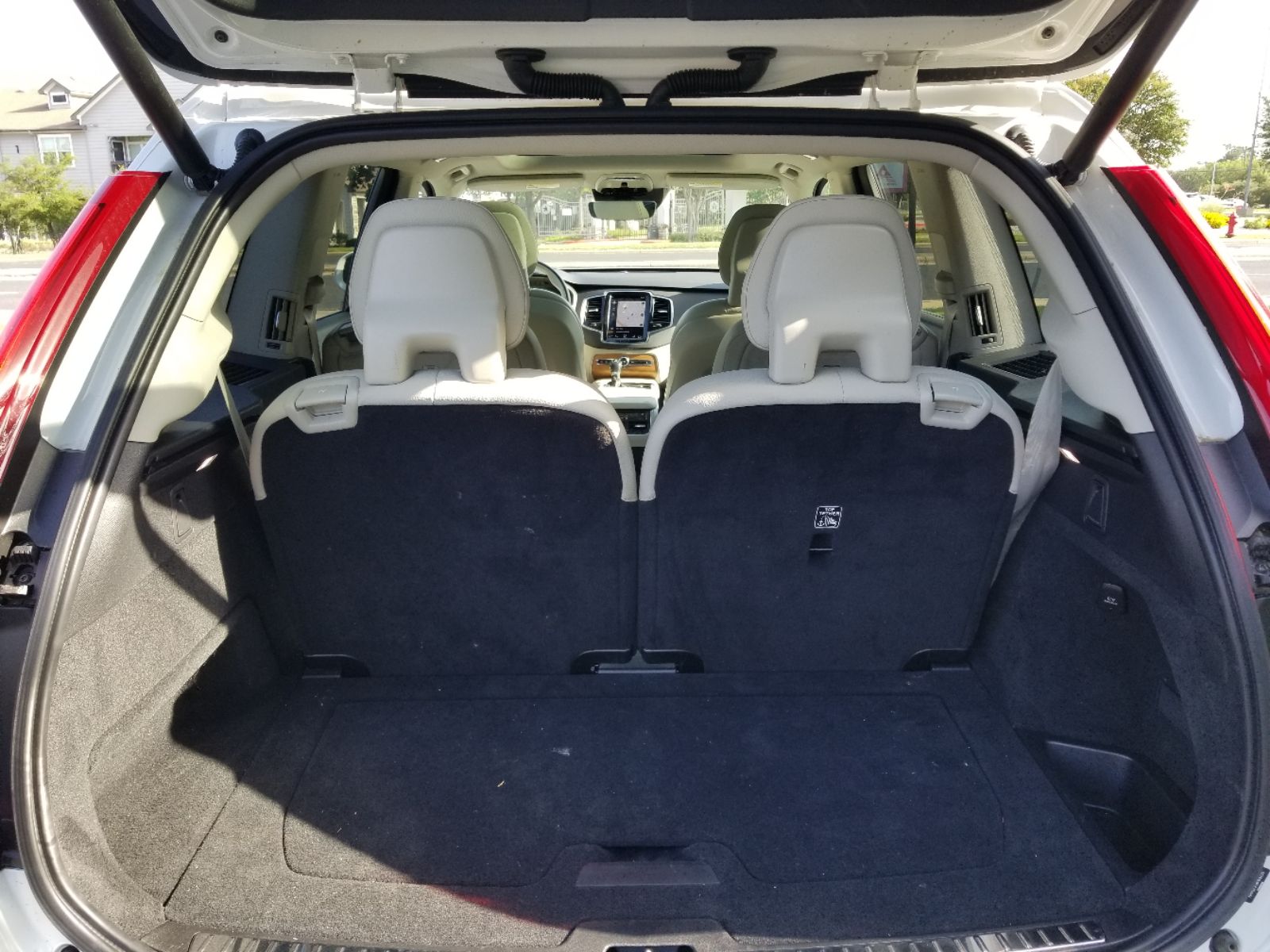 2022 Volvo XC90 T6 Momentum photo 12