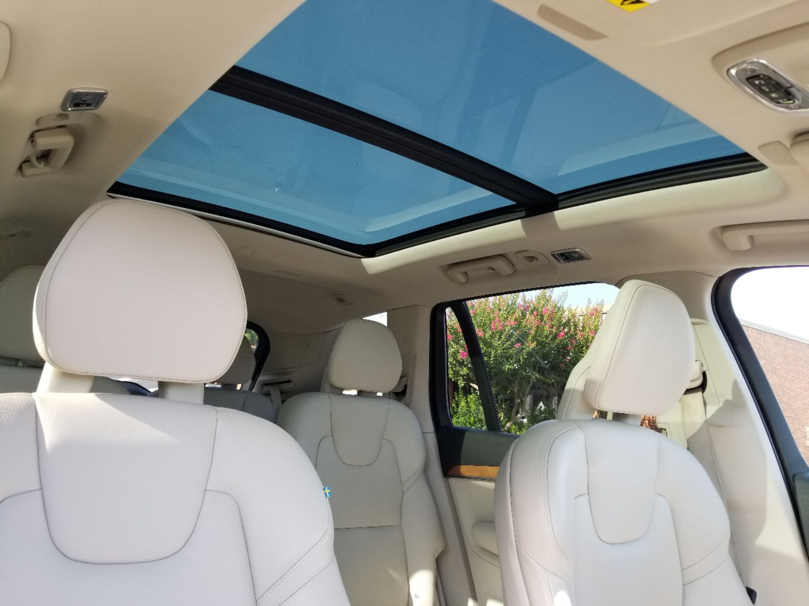 2022 Volvo XC90 T6 Momentum photo 15