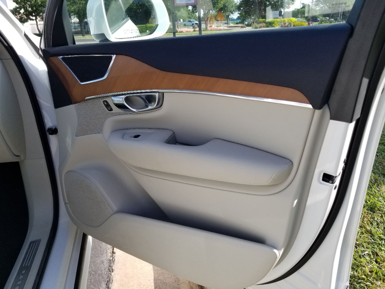 2022 Volvo XC90 T6 Momentum photo 16