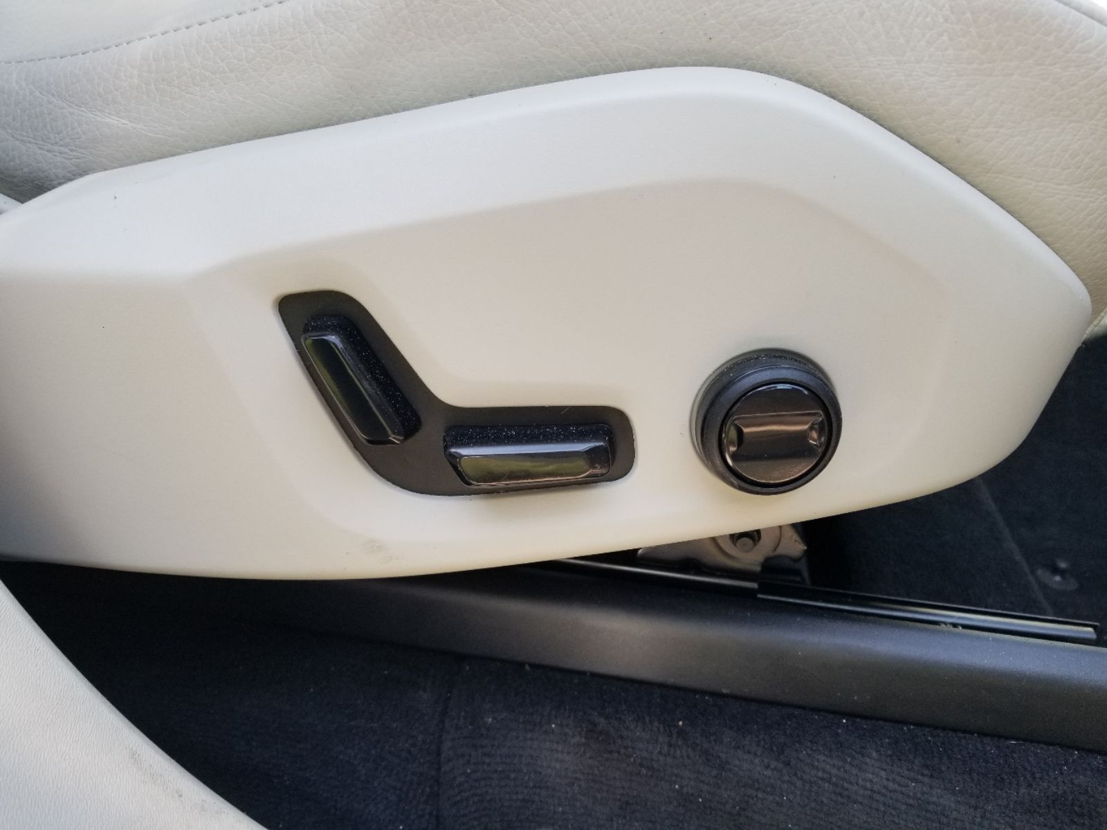 2022 Volvo XC90 T6 Momentum photo 17