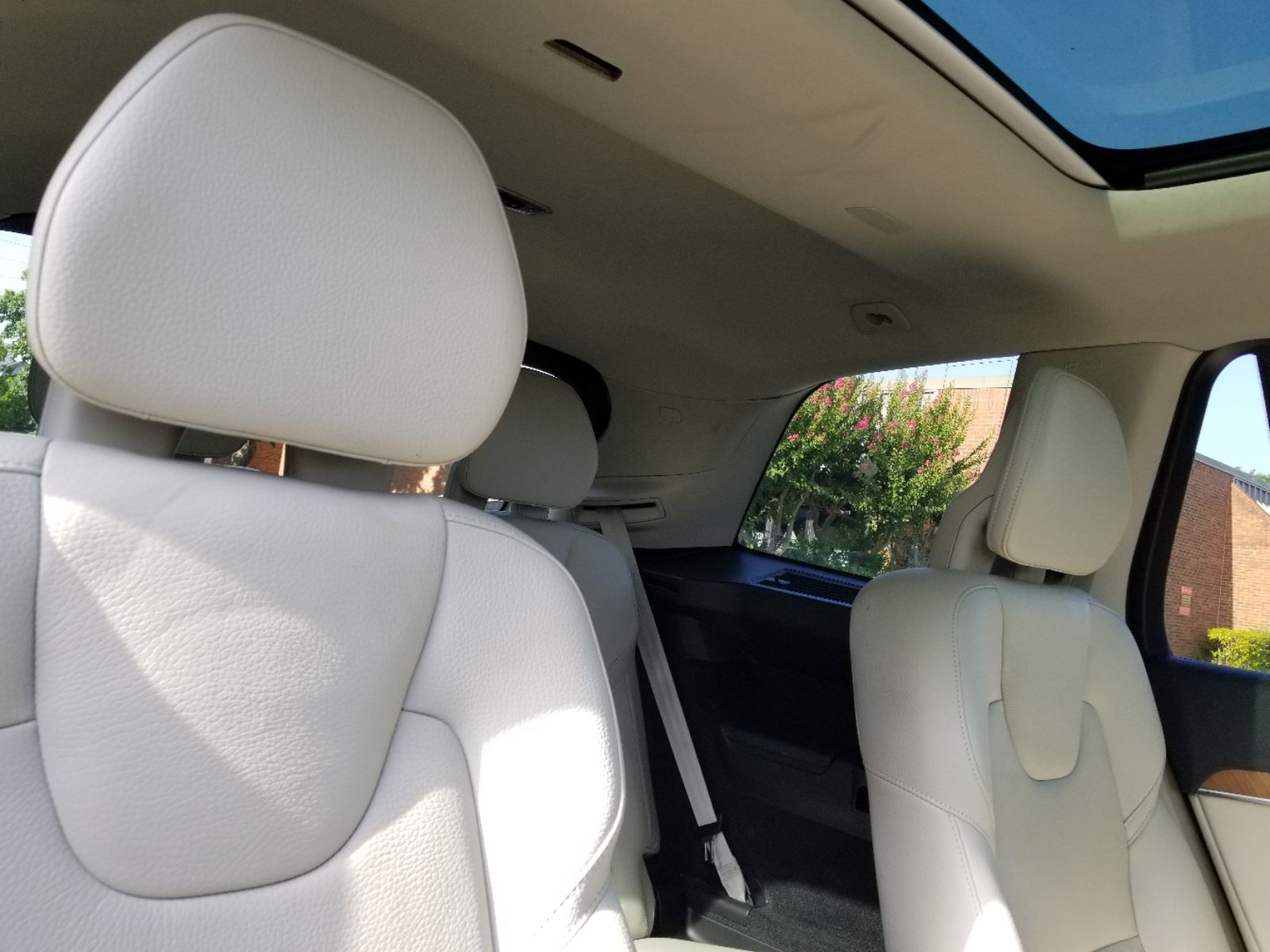 2022 Volvo XC90 T6 Momentum photo 18