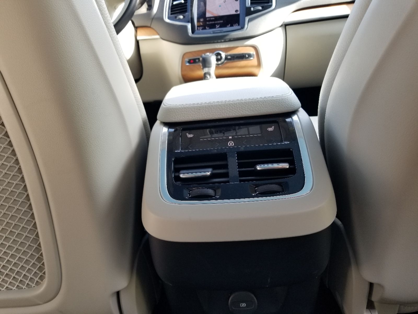 2022 Volvo XC90 T6 Momentum photo 19