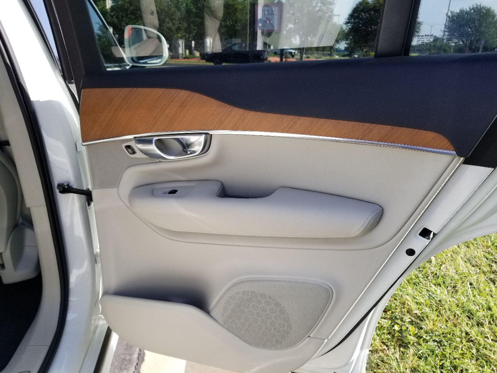 2022 Volvo XC90 T6 Momentum photo 20