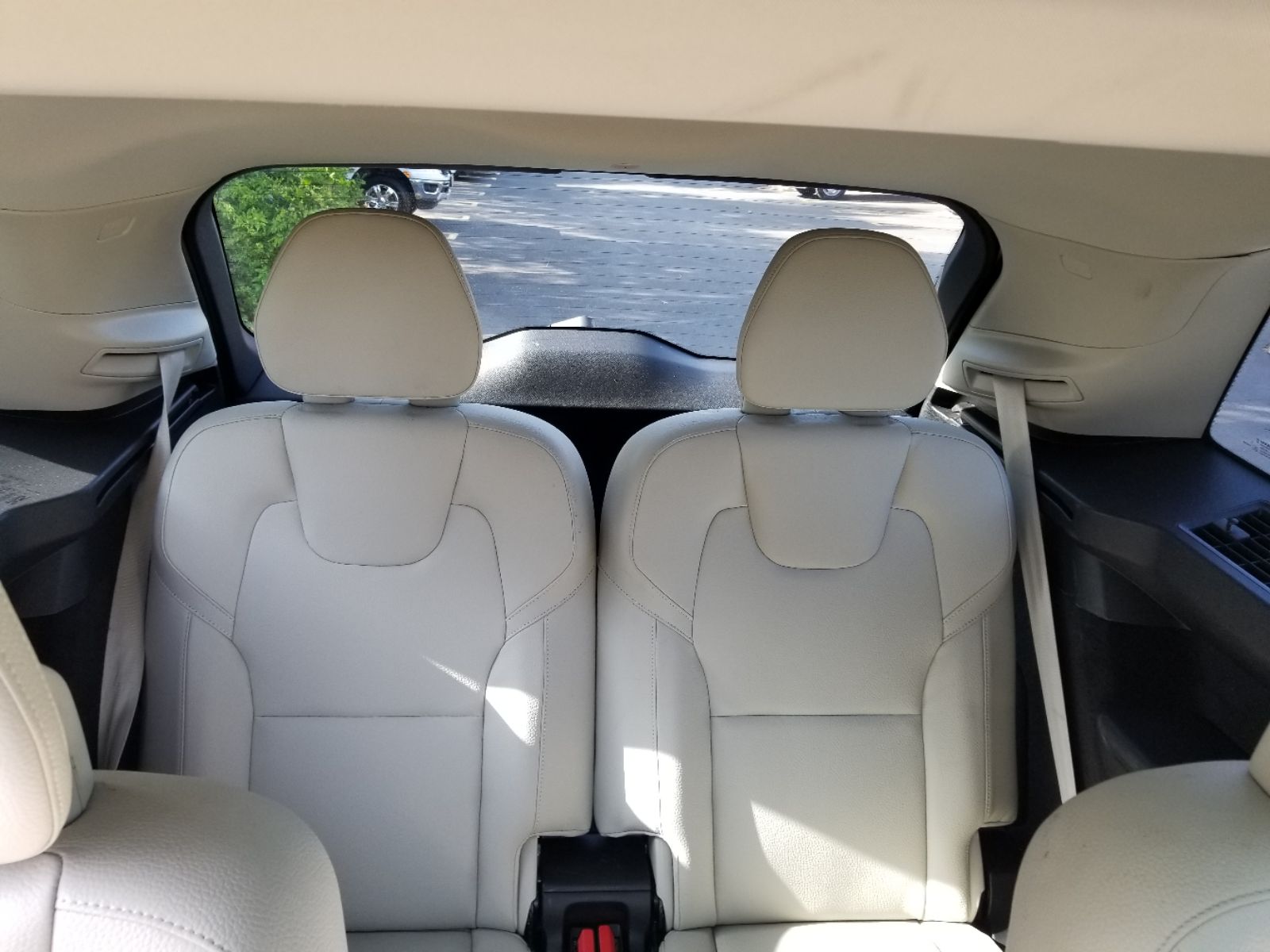 2022 Volvo XC90 T6 Momentum photo 21