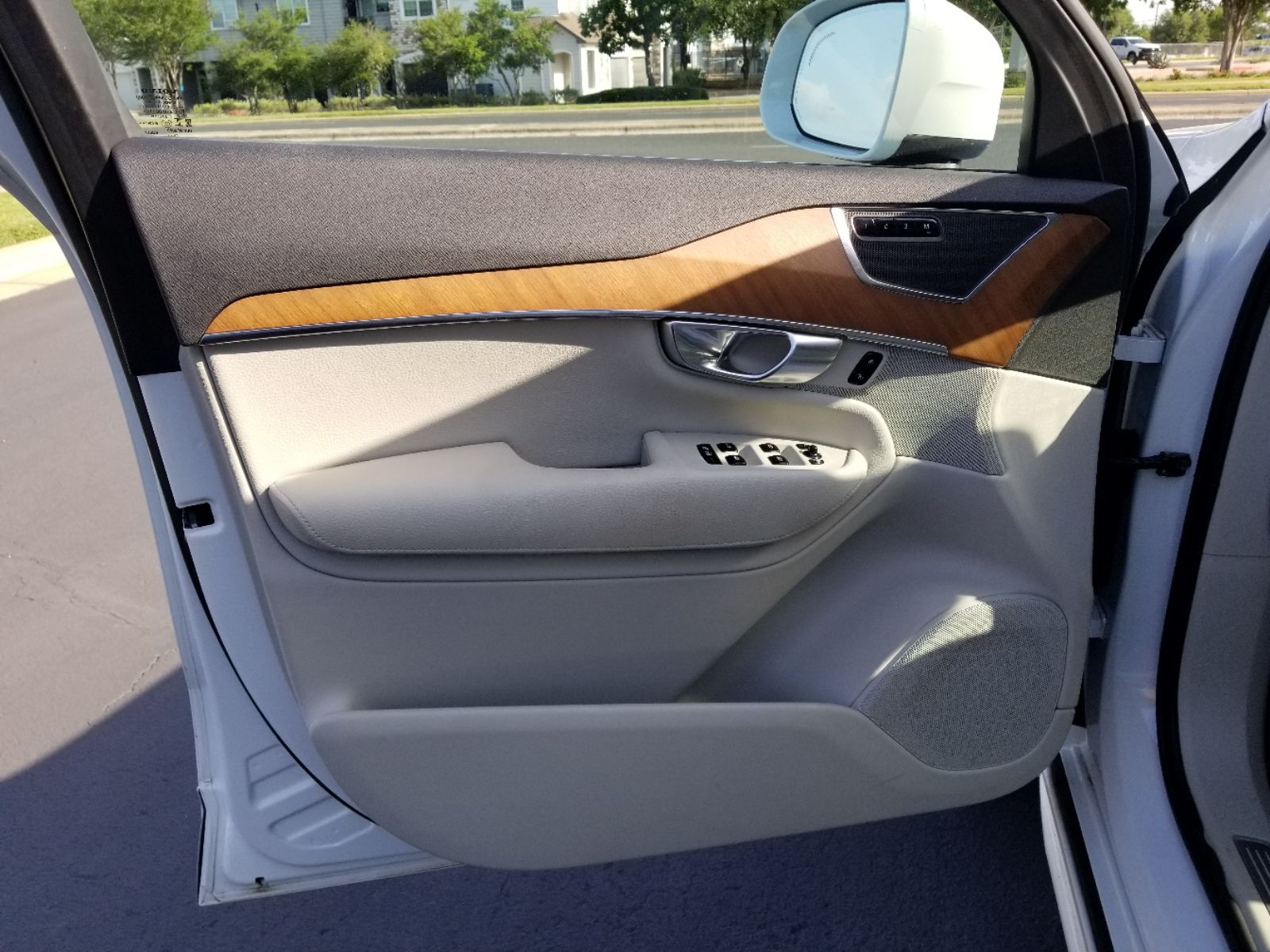 2022 Volvo XC90 T6 Momentum photo 22