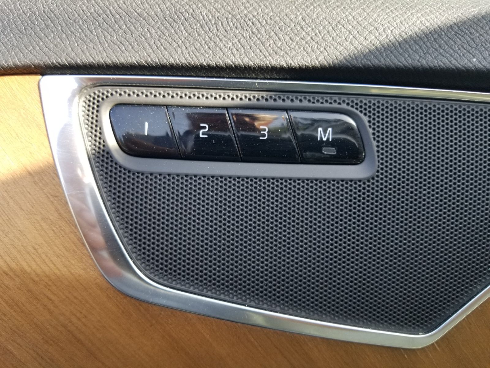 2022 Volvo XC90 T6 Momentum photo 23