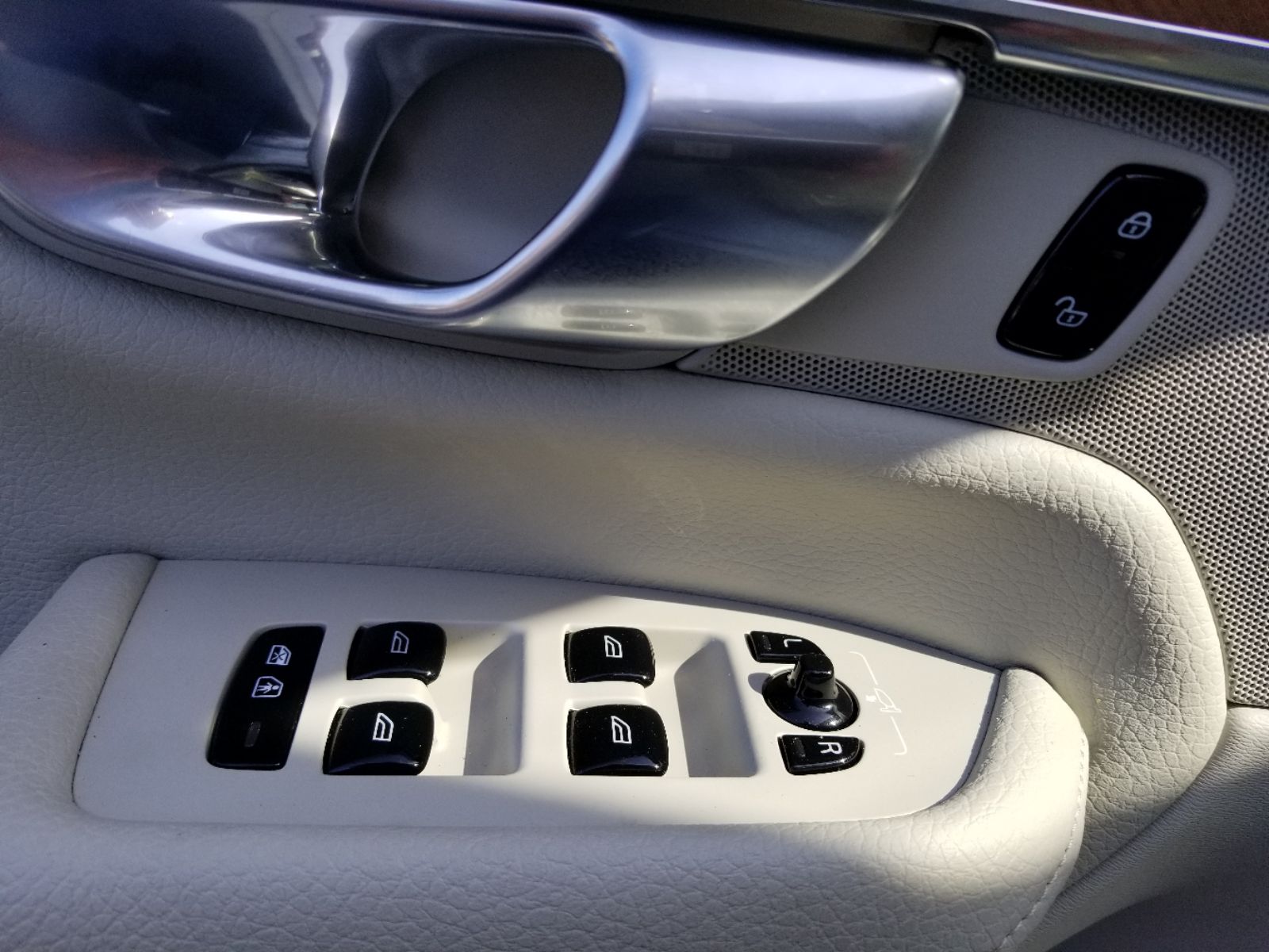 2022 Volvo XC90 T6 Momentum photo 24