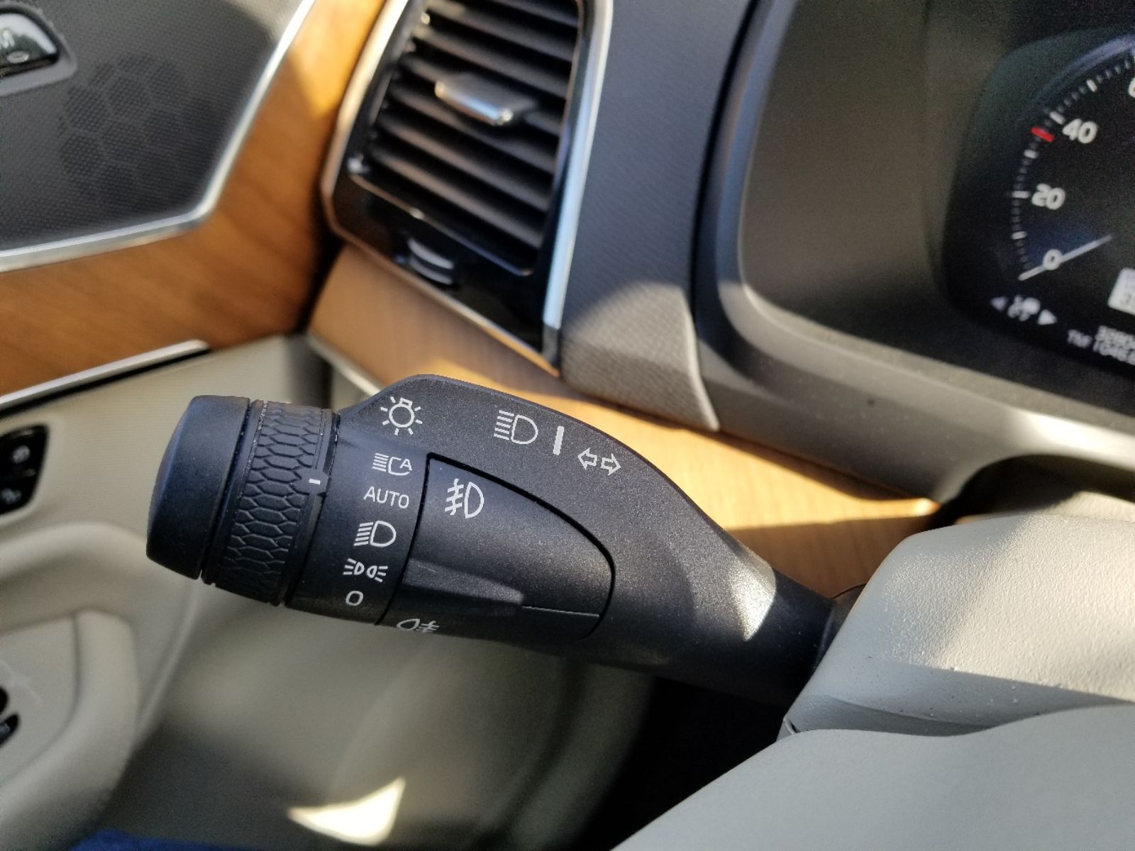 2022 Volvo XC90 T6 Momentum photo 25