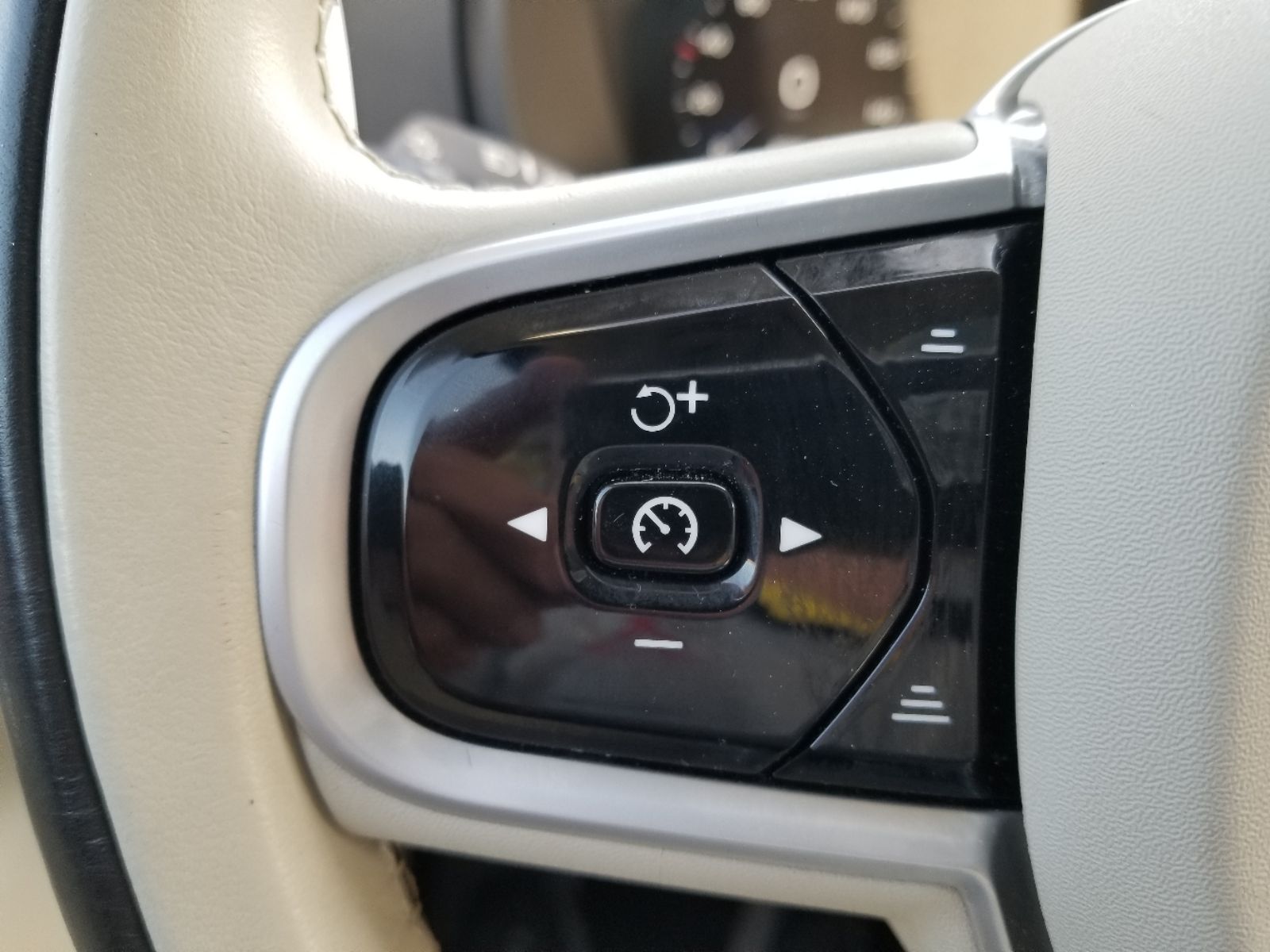 2022 Volvo XC90 T6 Momentum photo 26