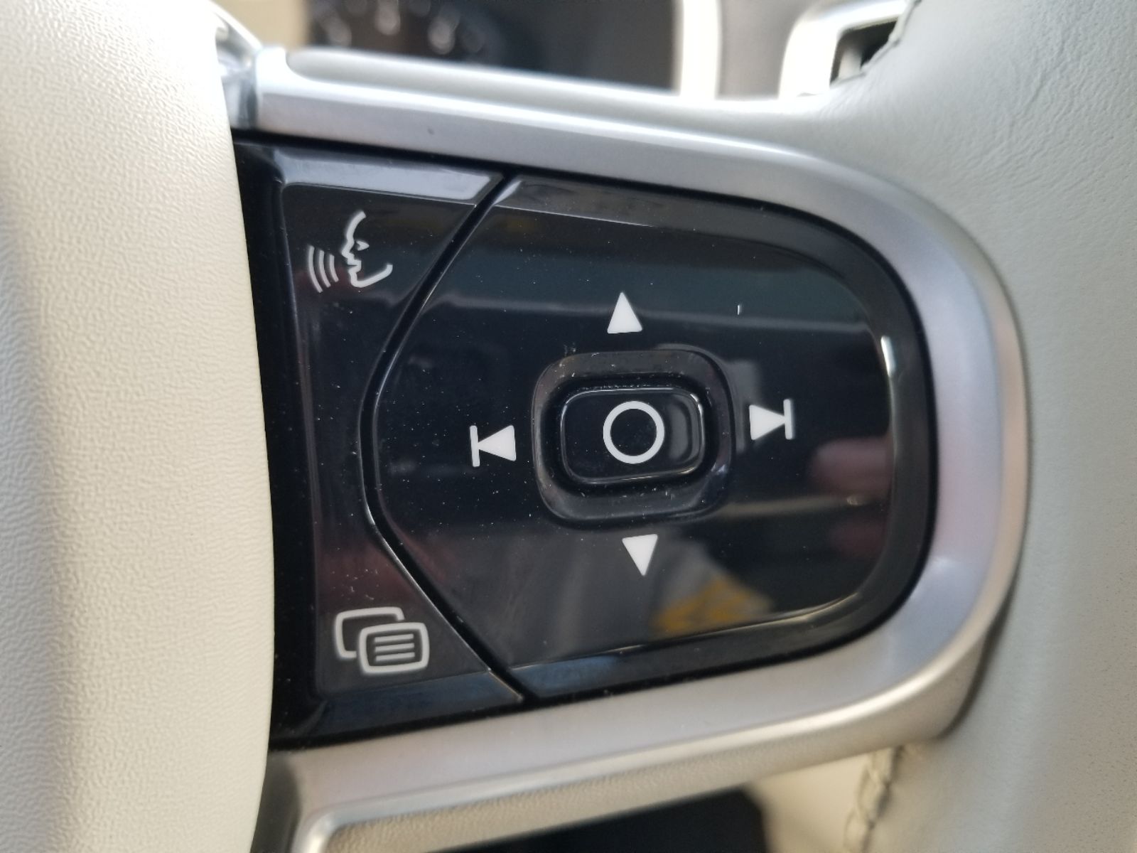2022 Volvo XC90 T6 Momentum photo 27