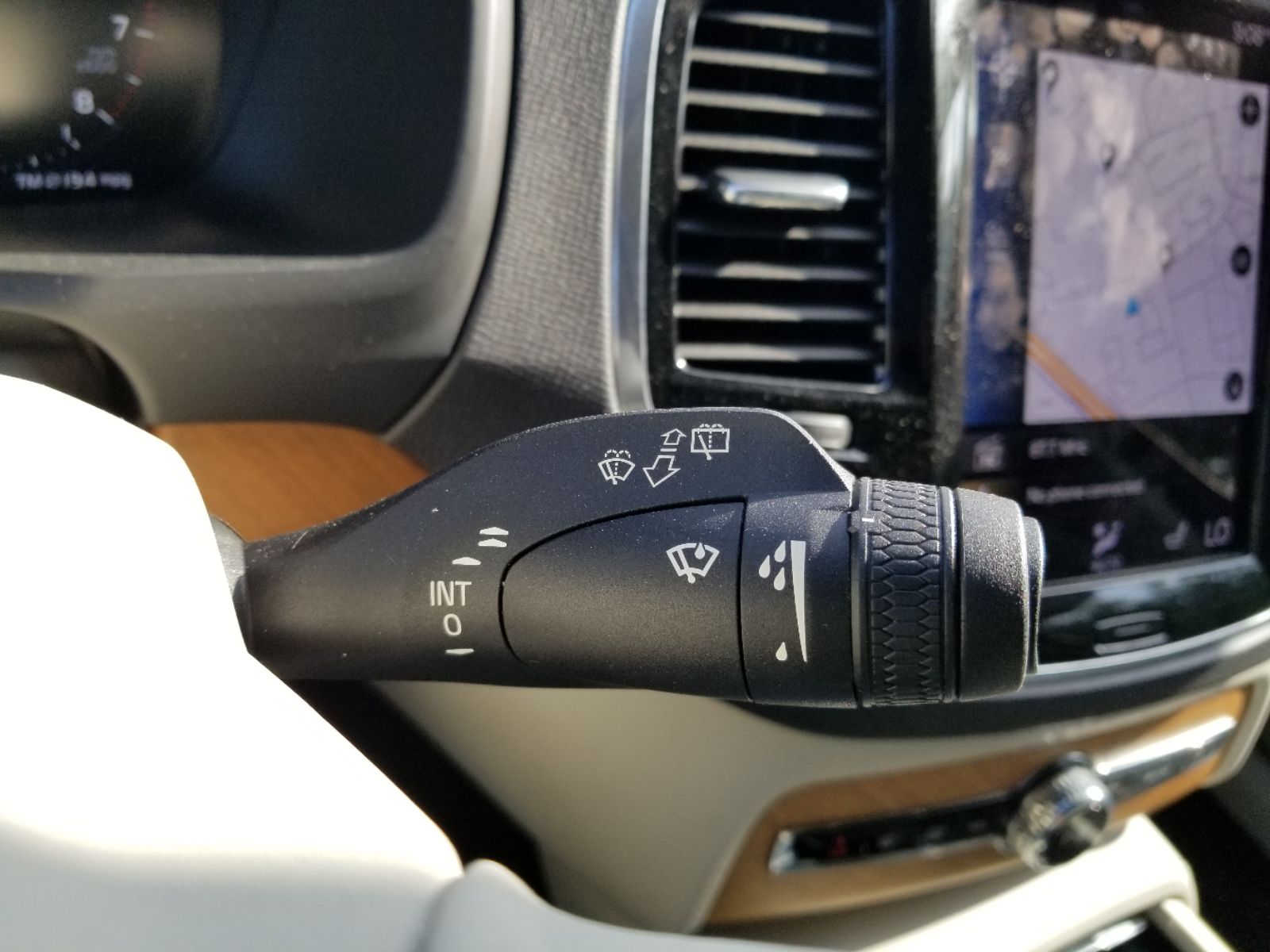 2022 Volvo XC90 T6 Momentum photo 28