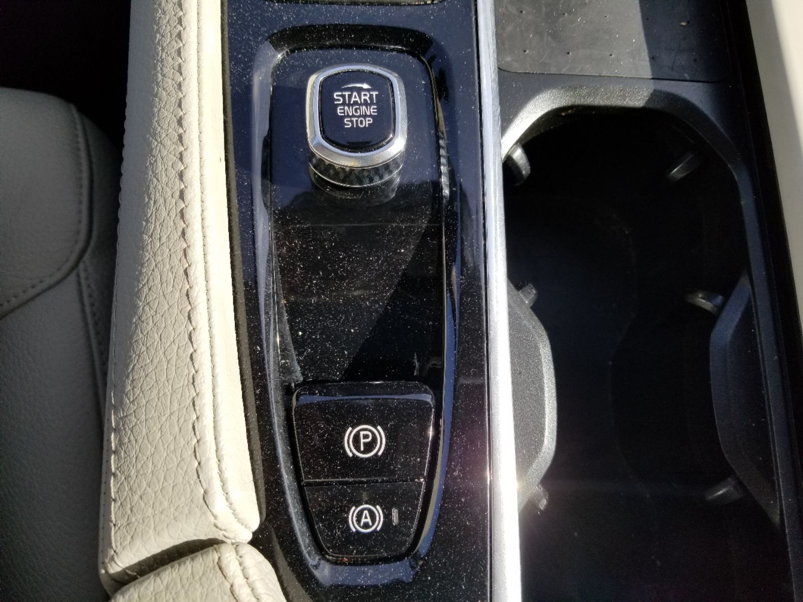 2022 Volvo XC90 T6 Momentum photo 29