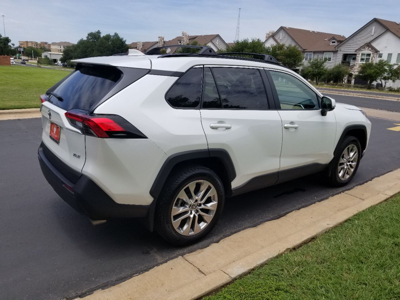 2023 Toyota RAV4 XLE Premium photo 3