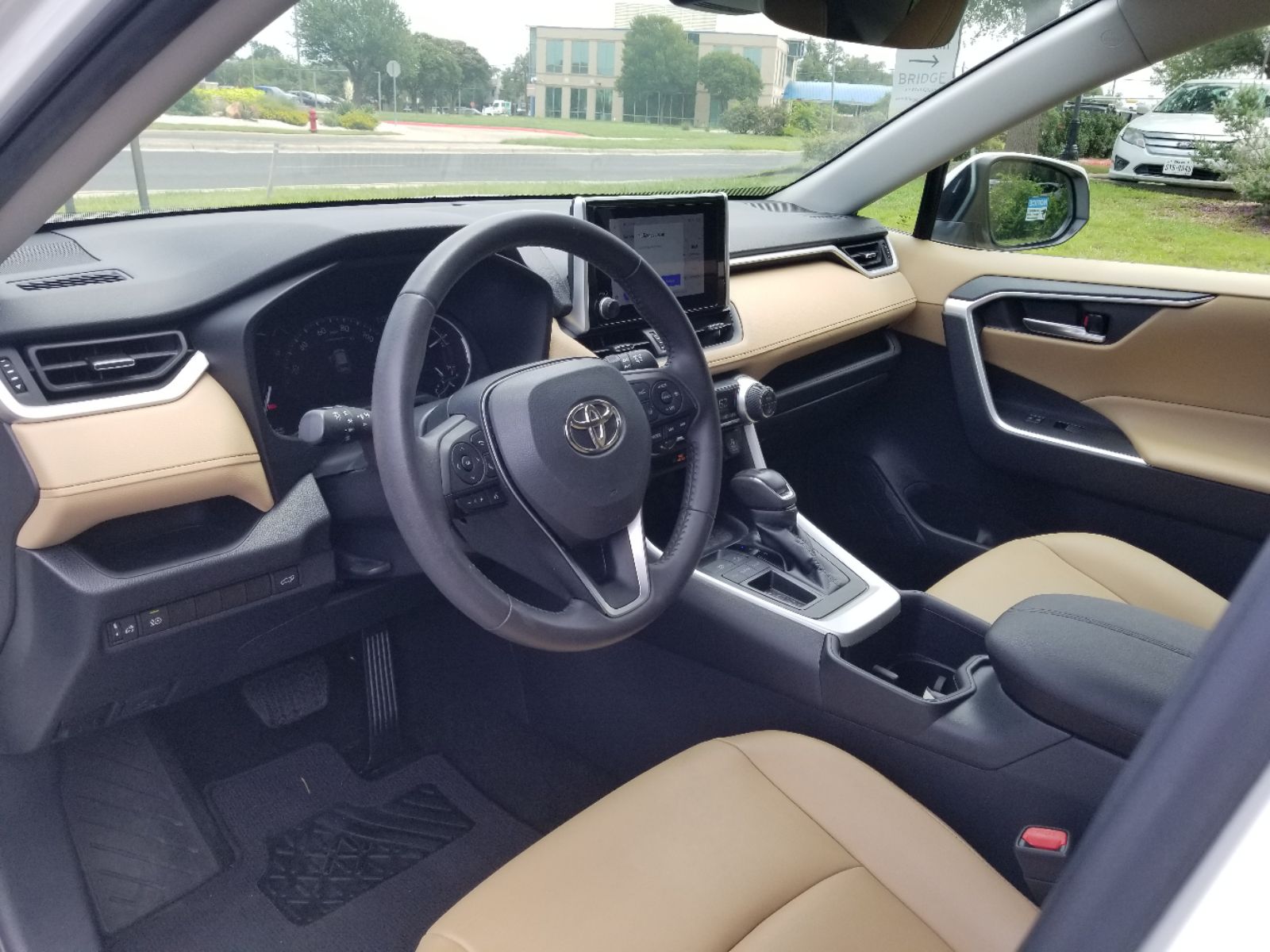 2023 Toyota RAV4 XLE Premium photo 4