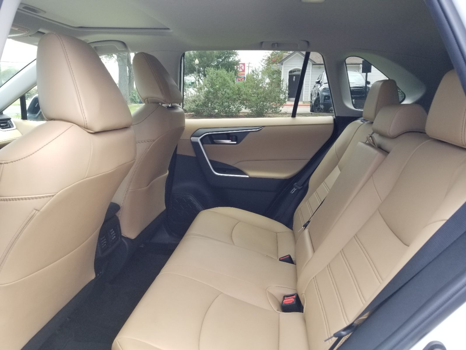 2023 Toyota RAV4 XLE Premium photo 5