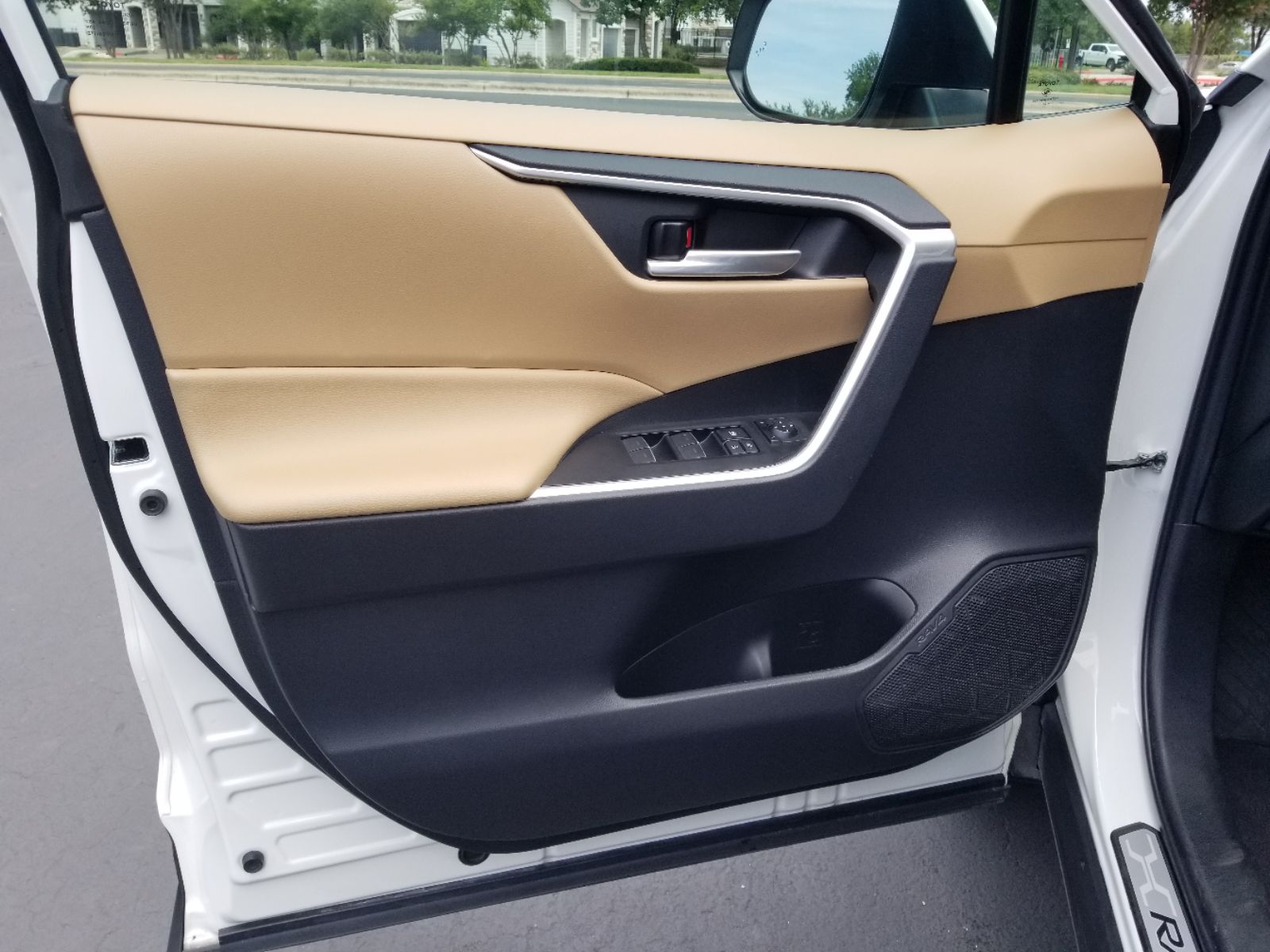 2023 Toyota RAV4 XLE Premium photo 9