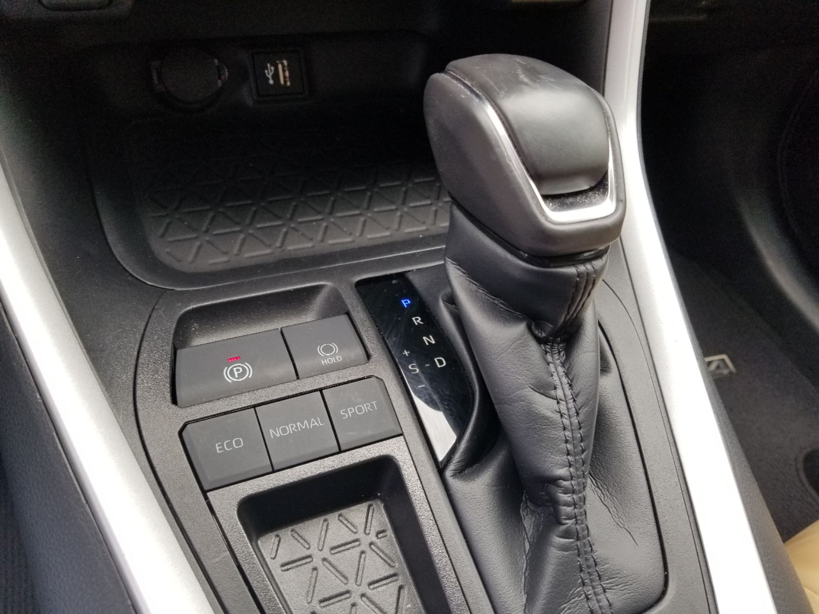 2023 Toyota RAV4 XLE Premium photo 6