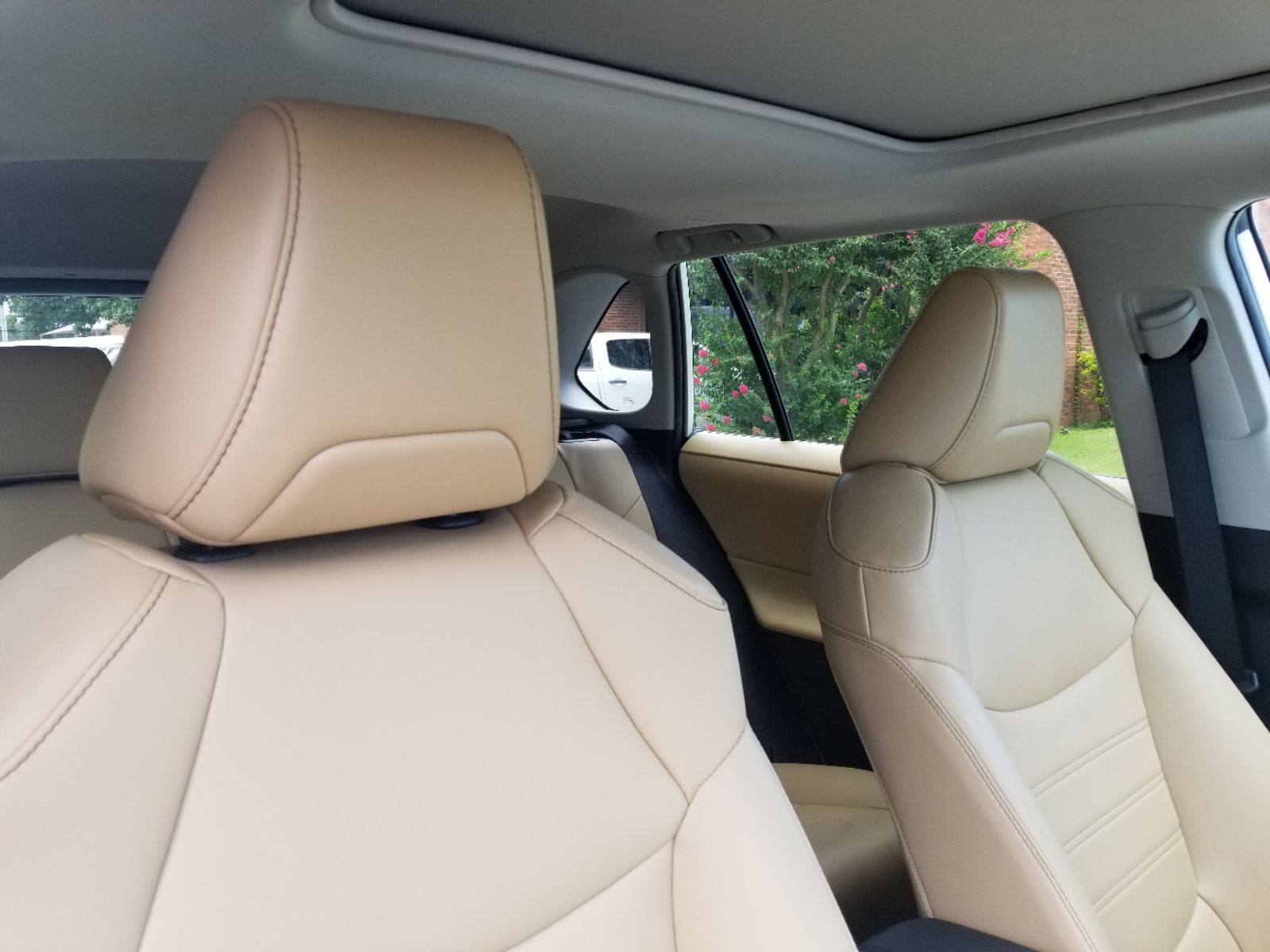 2023 Toyota RAV4 XLE Premium photo 16