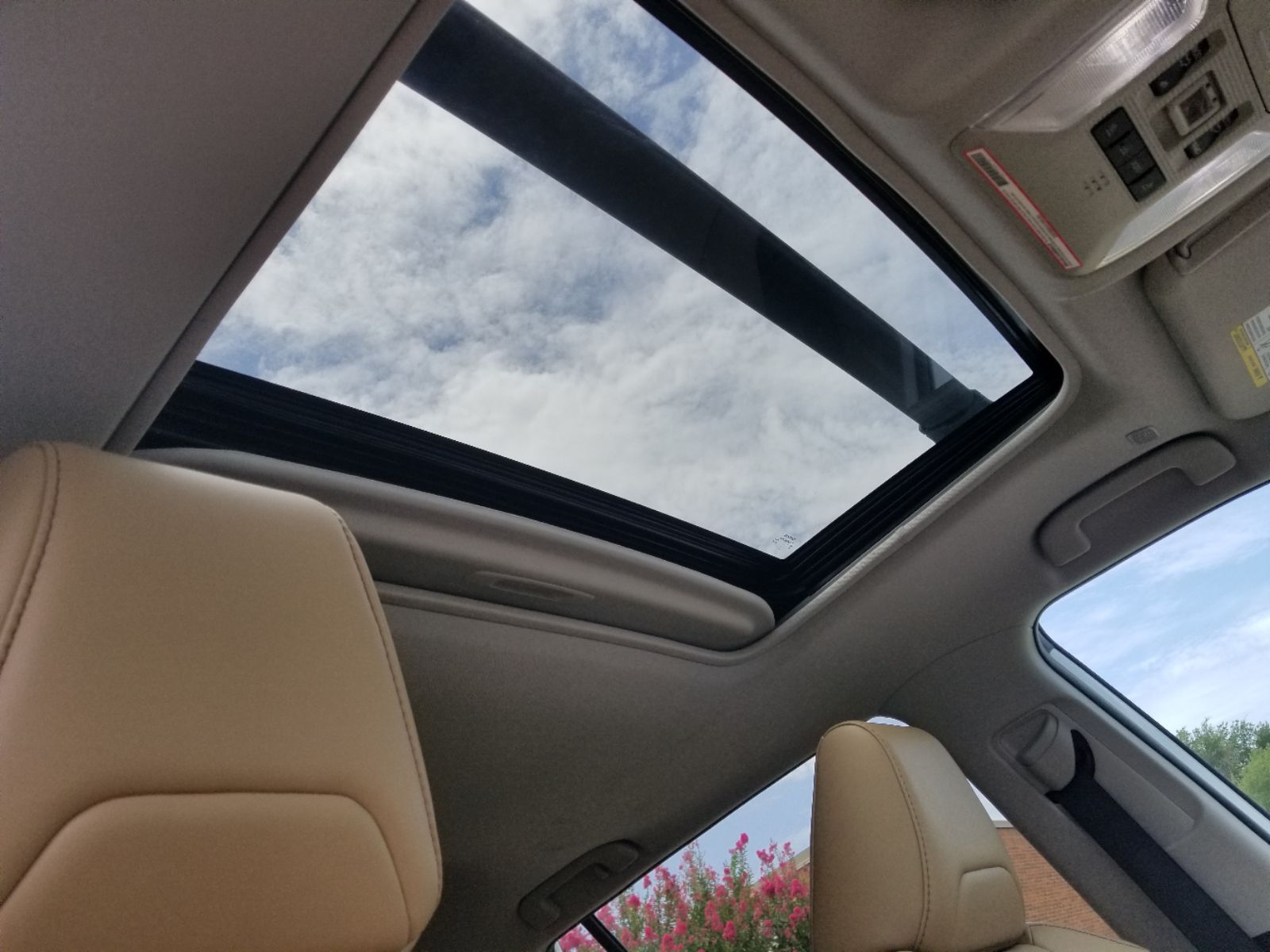 2023 Toyota RAV4 XLE Premium photo 17