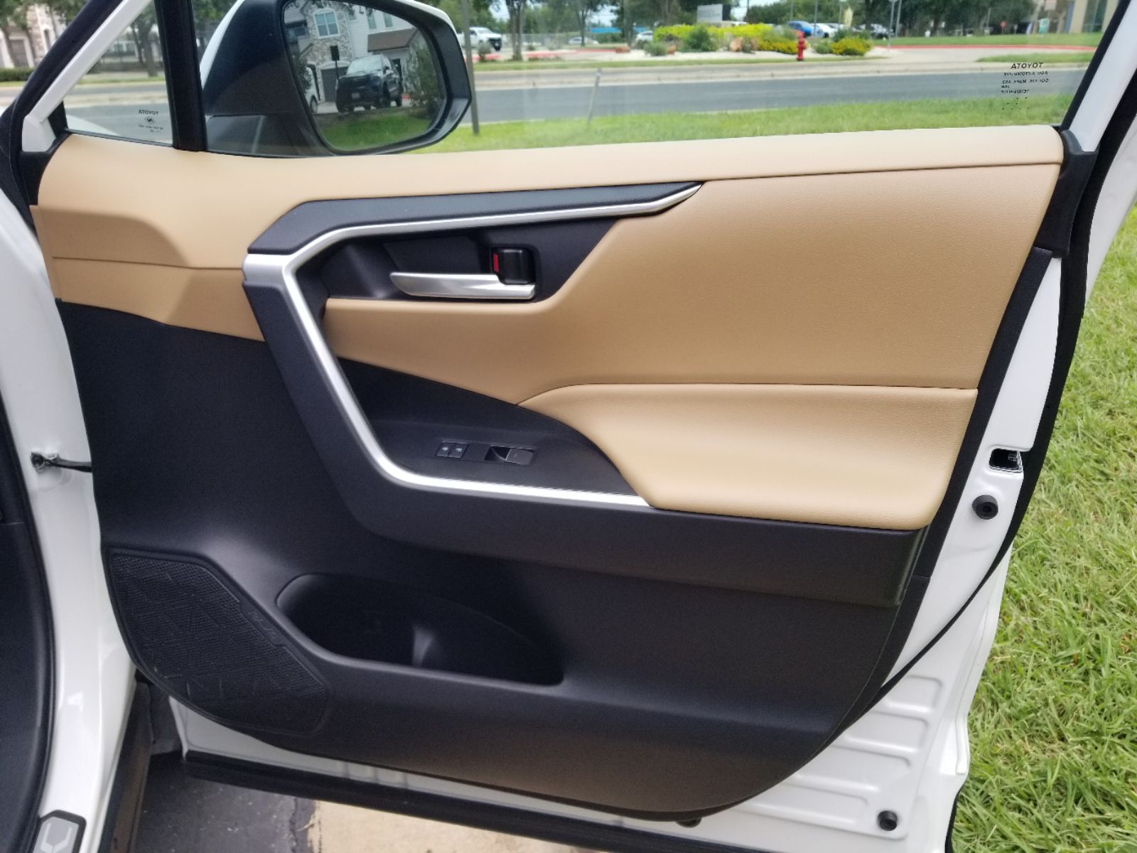 2023 Toyota RAV4 XLE Premium photo 18