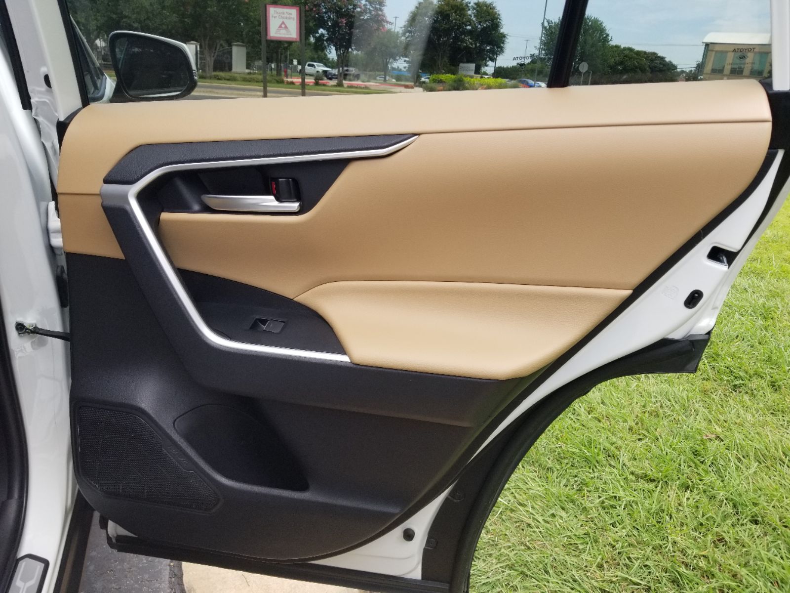 2023 Toyota RAV4 XLE Premium photo 21