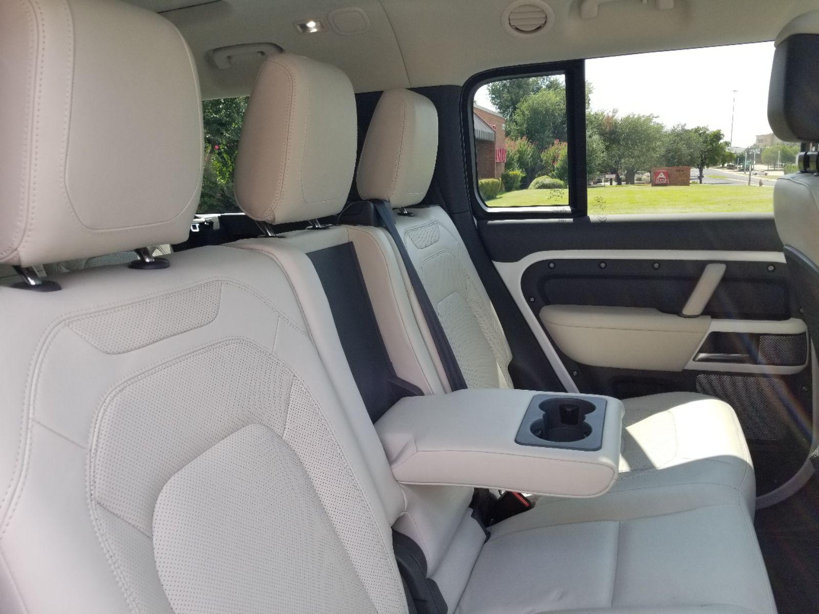 2023 Land Rover Defender 130 First Edition photo 16