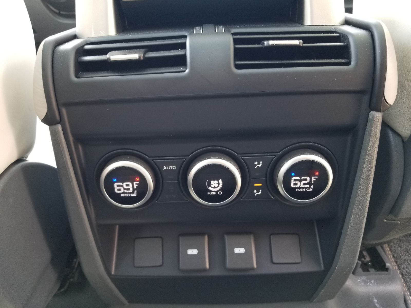 2023 Land Rover Defender 130 First Edition photo 17
