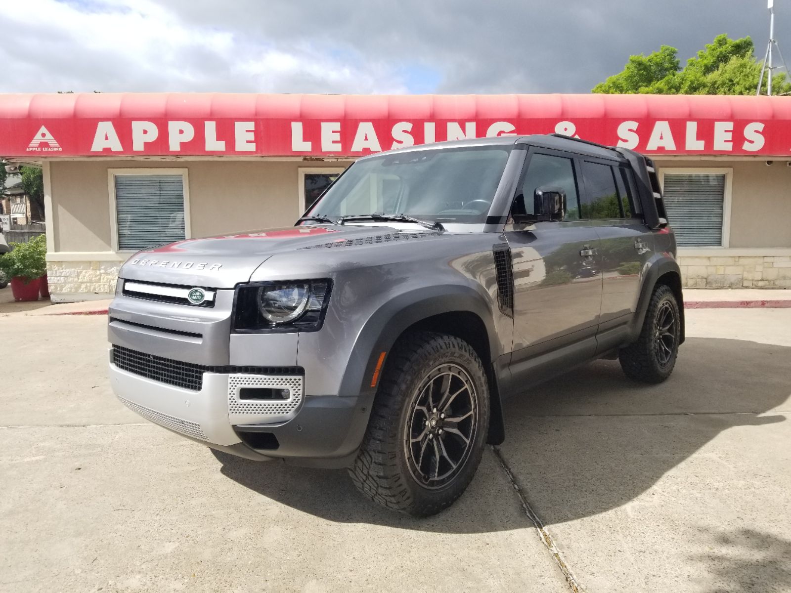 2022 Land Rover Defender S's photo