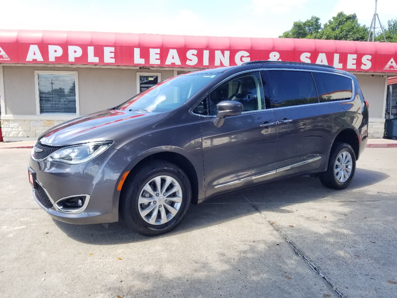 2017 Chrysler Pacifica Touring-L's photo