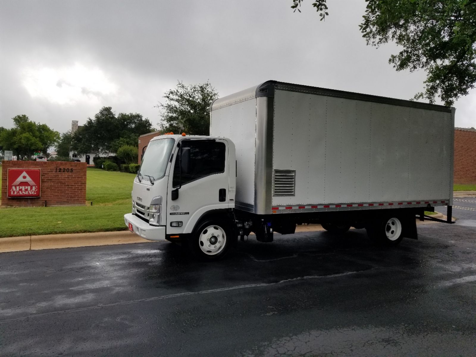 2023 Isuzu NPR-HD's photo