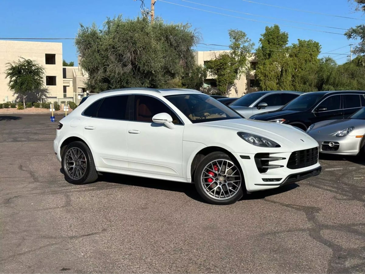 2016 Porsche Macan Turbo photo 2