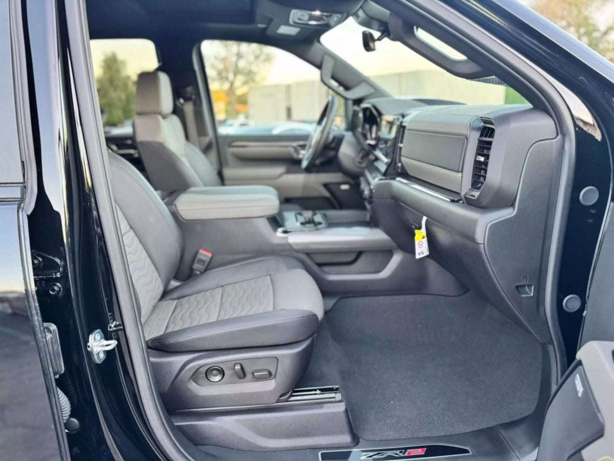 2024 Chevrolet Silverado 2500HD ZR2 photo 2