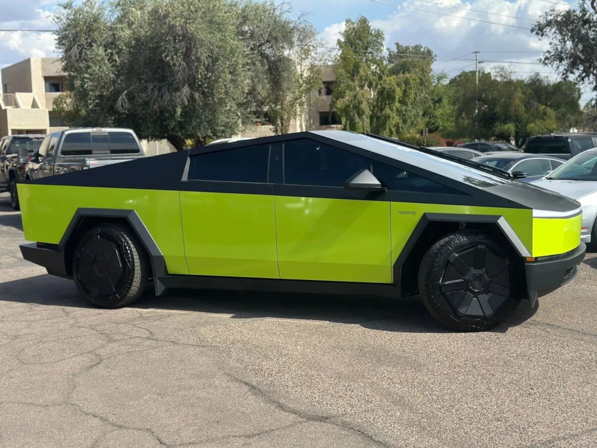 2024 Tesla Cybertruck photo 2