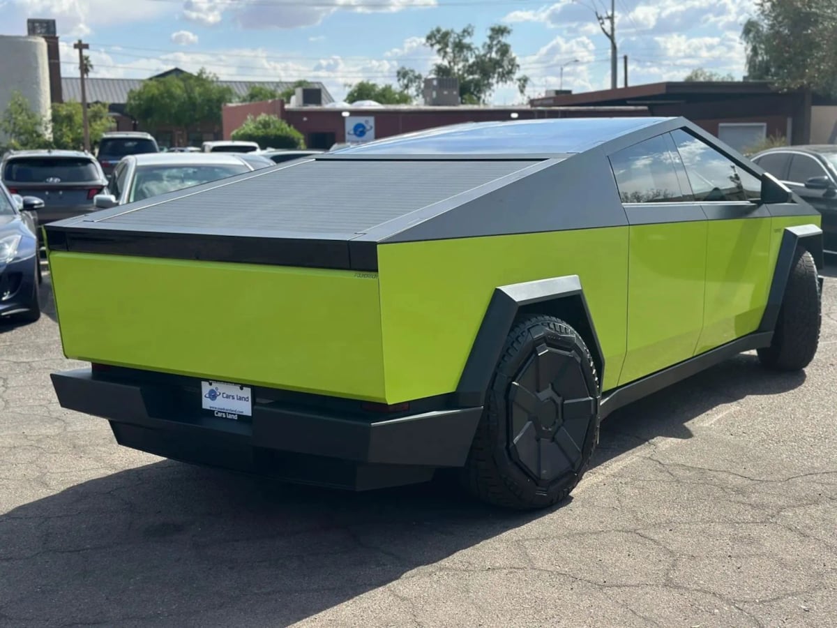 2024 Tesla Cybertruck photo 3
