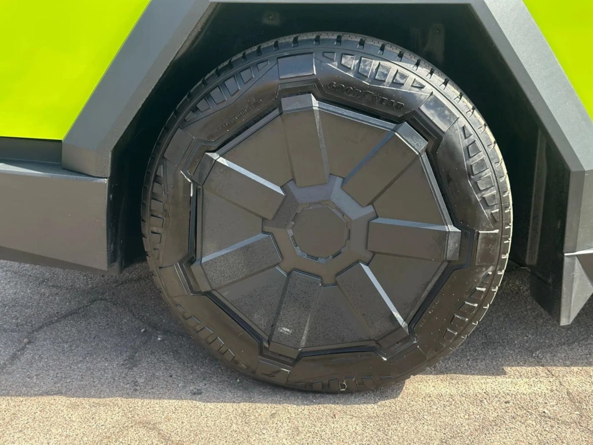 2024 Tesla Cybertruck photo 7
