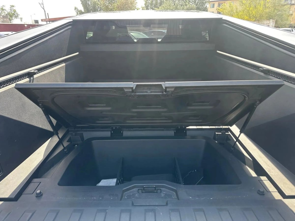 2024 Tesla Cybertruck photo 18