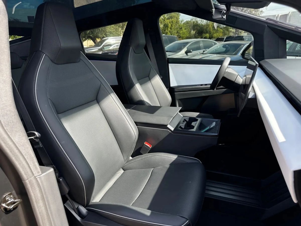 2024 Tesla Cybertruck photo 24