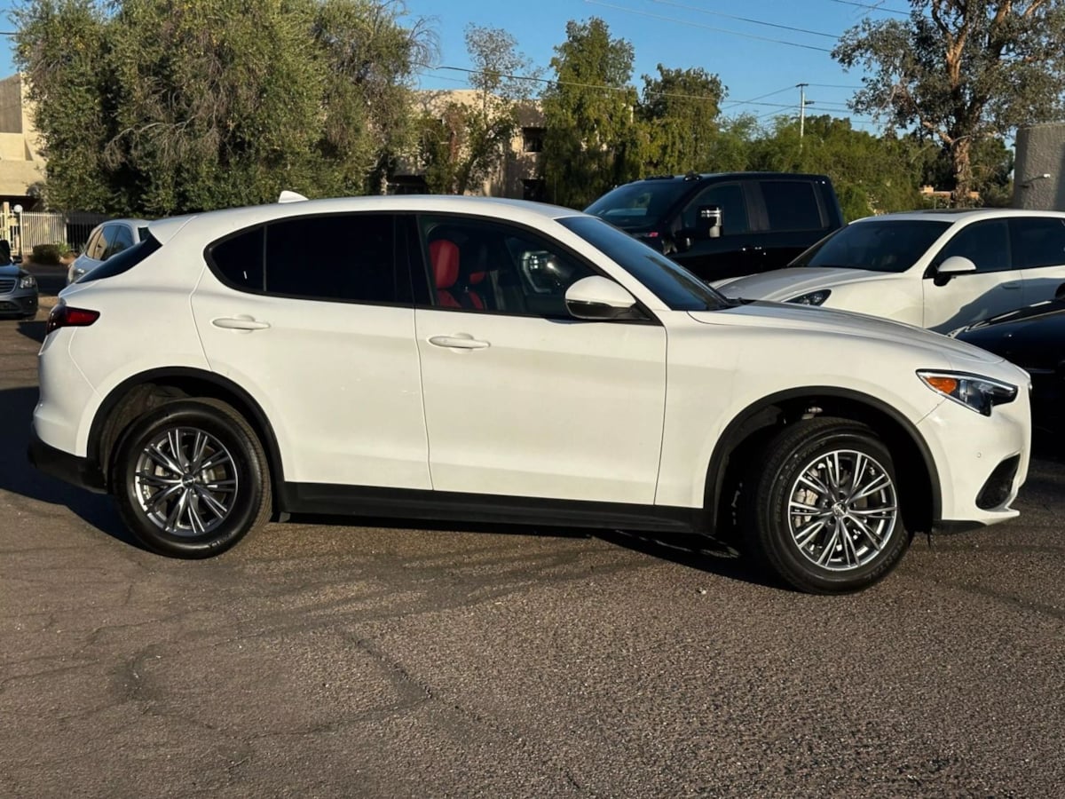 2023 Alfa Romeo Stelvio Sprint photo 3