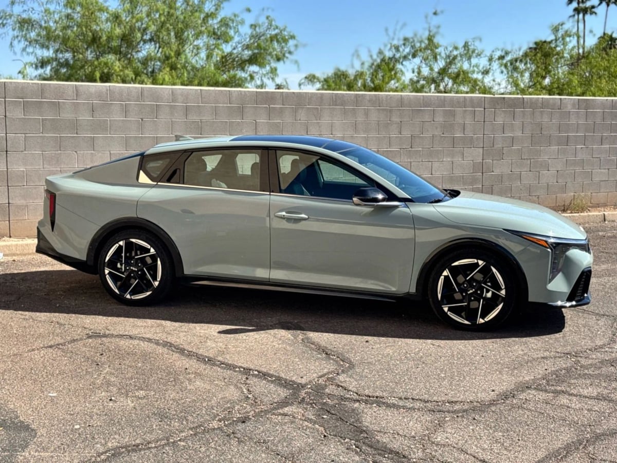 2025 Kia K4 GT-Line photo 2